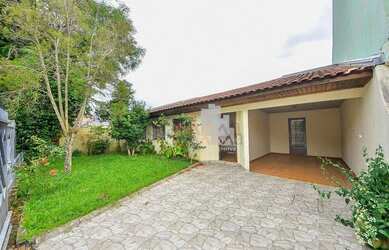 Imagem: A casa possui 3 Dormitórios, 2 Banheiros, 3 Vagas na garagem