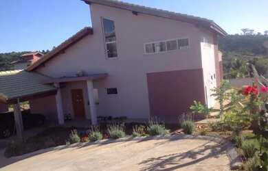 Imagem: A casa possui 3 Dormitórios, 2 Banheiros, 2 Vagas na garagem