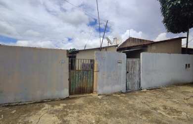 Imagem: A casa possui 3 Dormitórios, 2 Banheiros, 1 Vaga na garagem