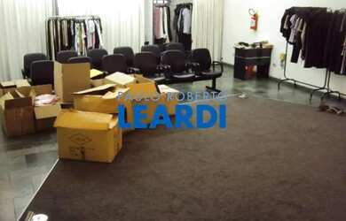 Imagem: O depósito possui 5 Vagas na garagem, 2.334m² de Área e