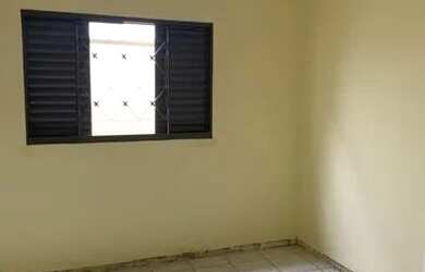 Imagem: A casa possui 2 Dormitórios, 1 Banheiro, 2 Vagas na garagem