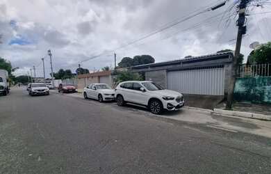 Imagem: A casa possui 4 Dormitórios, 4 Banheiros, 2 Vagas na garagem