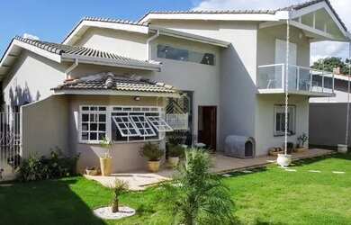 Imagem: A casa possui 5 Dormitórios, 5 Banheiros, 5 Vagas na garagem