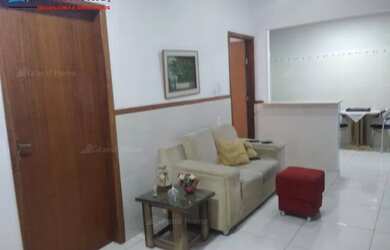 Imagem: A casa possui 3 Dormitórios, 2 Banheiros, 2 Vagas na garagem