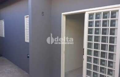 Imagem: A casa possui 3 Dormitórios, 2 Banheiros, 1 Vaga na garagem