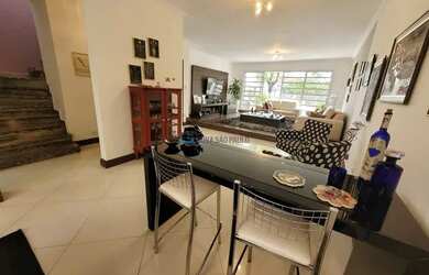 Imagem: A casa possui 3 Dormitórios, 5 Banheiros, 4 Vagas na garagem