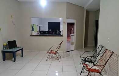 Imagem: A casa possui 1 Dormitório, 1 Banheiro, 1 Vaga na garagem