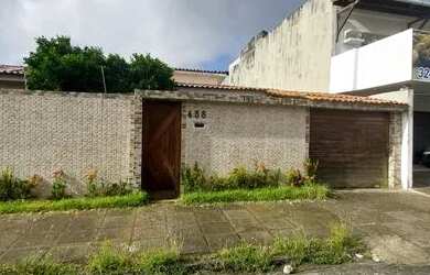 Imagem: A casa possui 4 Dormitórios, 2 Banheiros, 2 Vagas na garagem