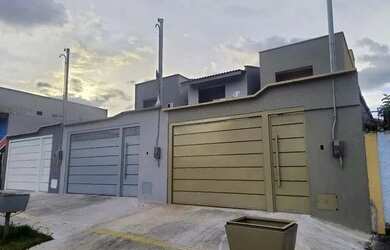 Imagem: A casa possui 4 Dormitórios, 4 Banheiros, 4 Vagas na garagem