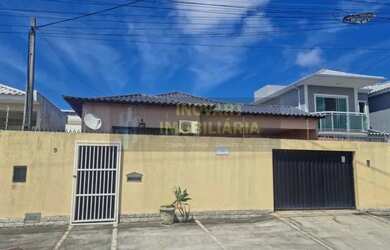 Imagem: A casa possui 3 Dormitórios, 1 Banheiro, 2 Vagas na garagem