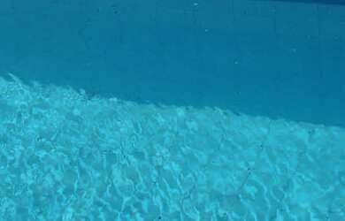 Imagem: A casa possui 2 Dormitórios, Acomodam 9 pessoas, 2 Vagas na