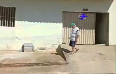 Imagem: A casa possui 2 Dormitórios, 1 Banheiro, 2 Vagas na garagem