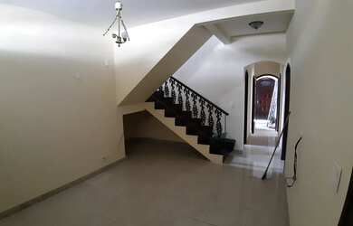 Imagem: A casa possui 5 Dormitórios, 3 Banheiros, 2 Vagas na garagem