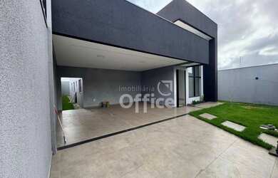 Imagem: A casa possui 3 Dormitórios, 3 Banheiros, 4 Vagas na garagem