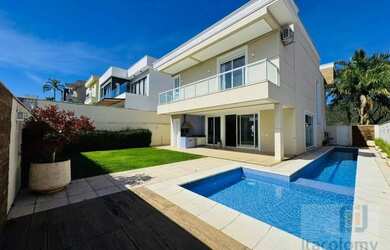 Imagem: A casa em condomínio possui 3 Dormitórios, 3 Banheiros, 2