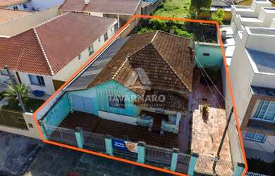 Imagem: A casa possui 3 Dormitórios, 1 Banheiro, 2 Vagas na garagem