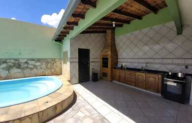 Imagem: A casa possui 3 Dormitórios, 3 Banheiros, 2 Vagas na garagem