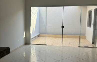 Imagem: A casa em condomínio possui 3 Dormitórios, 2 Banheiros, 2