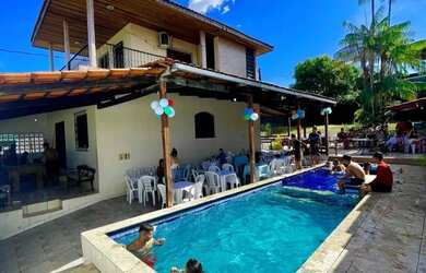 Imagem: A casa possui 3 Dormitórios, 3 Banheiros, 4 Vagas na garagem