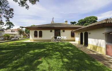 Imagem: A casa possui 4 Dormitórios, 4 Banheiros, 2 Vagas na garagem