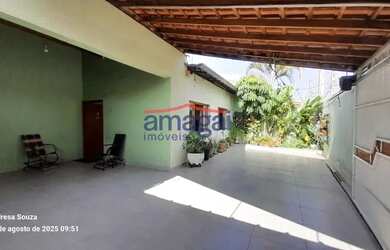 Imagem: A casa possui 3 Dormitórios, 3 Banheiros, 4 Vagas na garagem