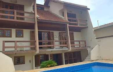 Imagem: A casa possui 5 Dormitórios, 5 Banheiros, 4 Vagas na garagem