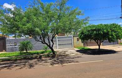 Imagem: A casa possui 2 Dormitórios, 2 Banheiros, 2 Vagas na garagem