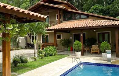 Imagem: A casa possui 4 Dormitórios e Acomodam 12 pessoas e está localizado