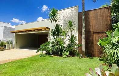 Imagem: A casa possui 3 Dormitórios, 4 Banheiros, 4 Vagas na garagem