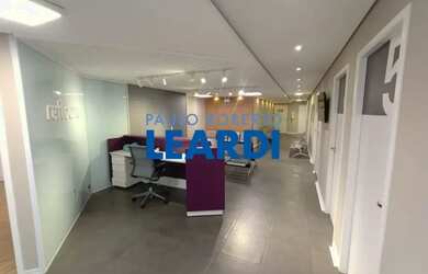 Imagem: O depósito possui 1 Vaga na garagem, 380m² de Área e está