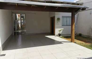 Imagem: A casa possui 3 Dormitórios, 2 Banheiros, 2 Vagas na garagem