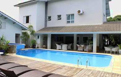 Imagem: A casa possui 5 Dormitórios, 5 Banheiros, 4 Vagas na garagem