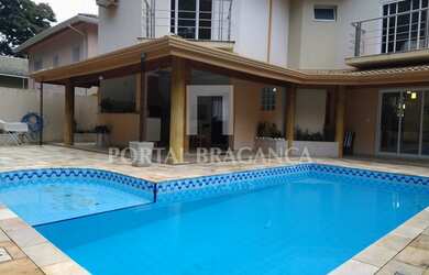 Imagem: A casa possui 4 Dormitórios, 5 Banheiros, 2 Vagas na garagem