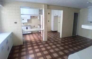 Imagem: A casa possui 4 Dormitórios, 2 Banheiros, 4 Vagas na garagem