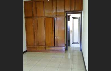 Imagem: A casa possui 4 Dormitórios, 3 Banheiros, 3 Vagas na garagem