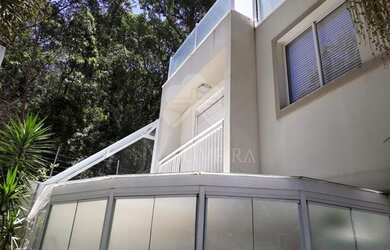 Imagem: A casa possui 3 Dormitórios, 4 Banheiros, 2 Vagas na garagem