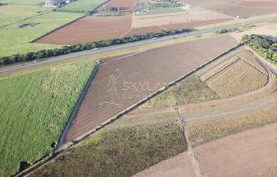 Imagem: O terreno possui 100.000m² de Área e está localizado em