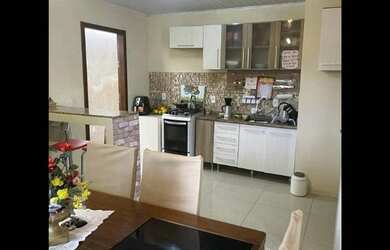 Imagem: A casa possui 3 Dormitórios, 2 Banheiros, 2 Vagas na garagem