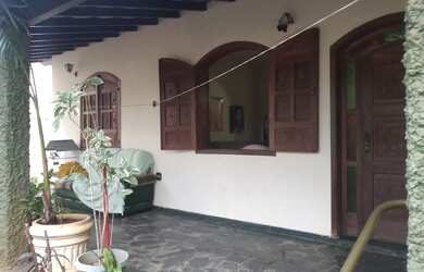 Imagem: A casa possui 3 Dormitórios, 2 Banheiros, 2 Vagas na garagem