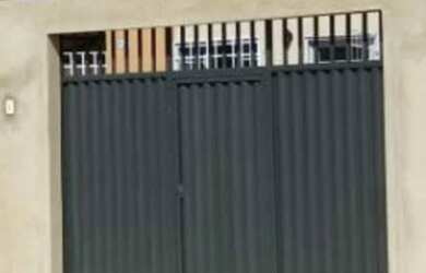 Imagem: A casa possui 2 Dormitórios, 1 Banheiro, 2 Vagas na garagem