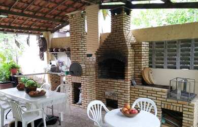 Imagem: A casa possui 5 Dormitórios, 4 Banheiros, 5 Vagas na garagem