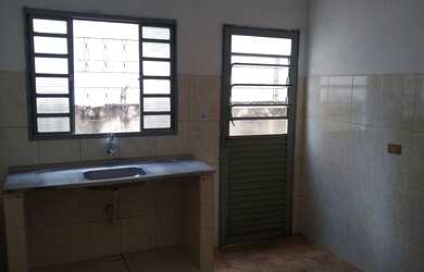 Imagem: A casa possui 1 Dormitório, 1 Banheiro e está localizado