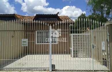 Imagem: A casa possui 3 Dormitórios, 2 Banheiros, 2 Vagas na garagem