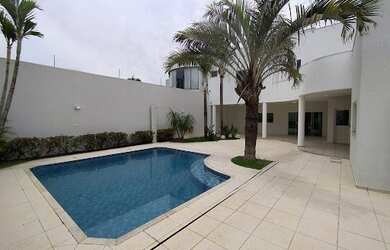 Imagem: A casa possui 3 Dormitórios, 5 Banheiros, 2 Vagas na garagem