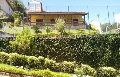 Imagem: A casa possui 3 Dormitórios, 3 Banheiros, 4 Vagas na garagem