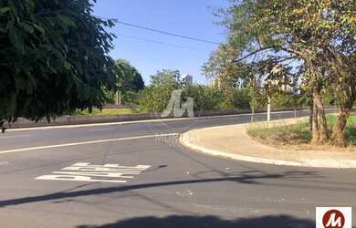 Imagem: O depósito possui 3 Vagas na garagem e 306m² de Área e está