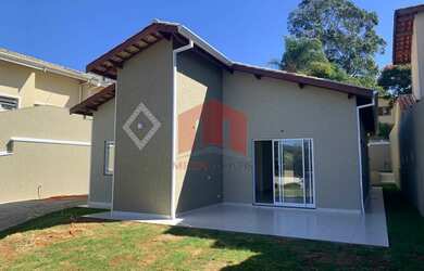 Imagem: A casa possui 3 Dormitórios, 4 Banheiros, 5 Vagas na garagem