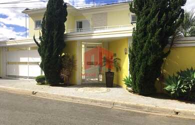 Imagem: A casa possui 4 Dormitórios, 5 Banheiros, 4 Vagas na garagem