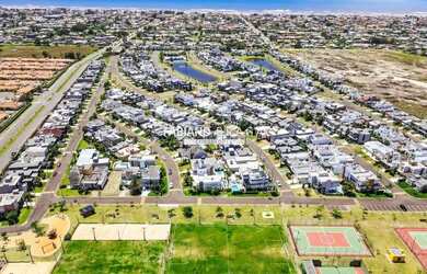 Imagem: A casa possui 4 Dormitórios, 3 Banheiros, 2 Vagas na garagem