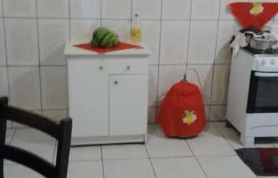 Imagem: A casa possui 3 Dormitórios, 1 Banheiro, 3 Vagas na garagem